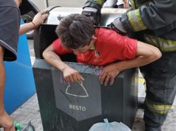 Bomberos intentaron, sin éxito, ayudar a salir al hombre. ESPECIAL