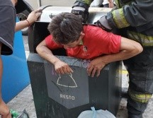 Bomberos intentaron, sin éxito, ayudar a salir al hombre. ESPECIAL