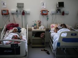 Pacientes con COVID-19 se recuperan en una unidad de aislamiento en un hospital en la Provincia de Buenos Aires, Argentina. EFE/J. Roncoroni