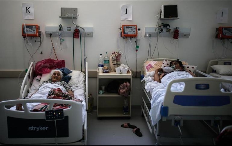 Pacientes con COVID-19 se recuperan en una unidad de aislamiento en un hospital en la Provincia de Buenos Aires, Argentina. EFE/J. Roncoroni