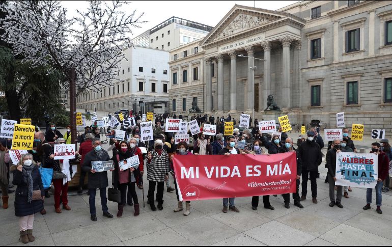 Miembros de la asociación Derecho a Morir Dignamente celebraron a las puertas del Congreso la aprobación del proyecto. EFE/K. Huesca