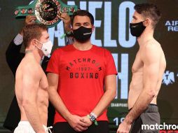 La mañana de este viernes, ''Canelo'' álvarez y Callum Smith vencieron a la báscula previo a la pelea de este sábado, por los títulos Superpluma del CMB y AMB. TWITTER / @MatchroomBoxing