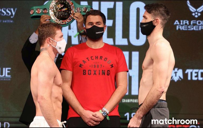 La mañana de este viernes, ''Canelo'' álvarez y Callum Smith vencieron a la báscula previo a la pelea de este sábado, por los títulos Superpluma del CMB y AMB. TWITTER / @MatchroomBoxing