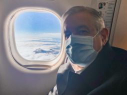 López Obrador difundió una fotografía dentro del avión comercial que lo llevó a Villahermosa, Tabasco, desde donde observó el Pico de Orizaba. TWITTER / @lopezobrador_