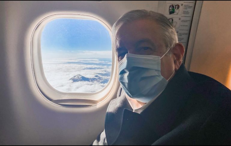 López Obrador difundió una fotografía dentro del avión comercial que lo llevó a Villahermosa, Tabasco, desde donde observó el Pico de Orizaba. TWITTER / @lopezobrador_