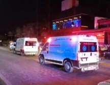 Antes de que llegaran las autoridades, trabajadores del bar donde atacaron a Aristóteles Sandoval recogieron los indicios del crimen. ESPECIAL