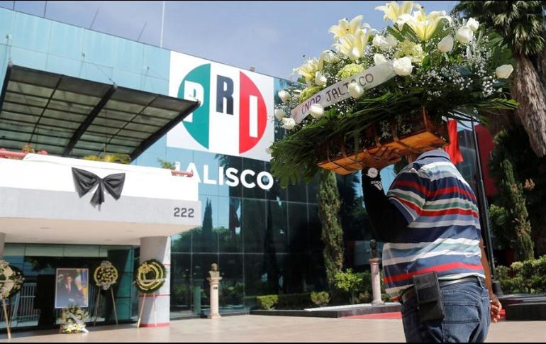 Militantes y amigos depositan arreglos florales en las instalaciones del comité estatal del PRI en Guadalajara. EFE/F. Guasco