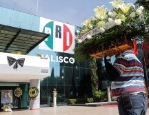 Militantes y amigos depositan arreglos florales en las instalaciones del comité estatal del PRI en Guadalajara. EFE/F. Guasco