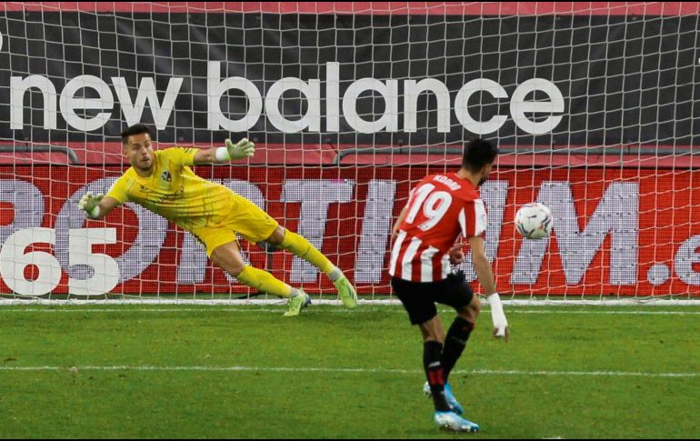 Kenan Kodro abrió la cuenta desde el manchón penal. EFE