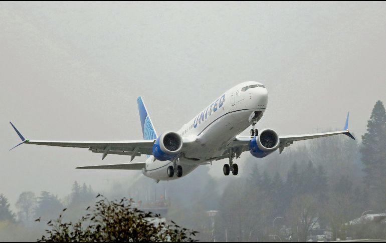 Después de dos accidentes, el Boeing 737 MAX suspendió su operación en todo el mundo en marzo del año pasado. AP