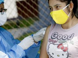 Además de vacunas, la plataforma COVAX también provee tratamientos y pruebas de diagnóstico. XINHUA/M. Bazo