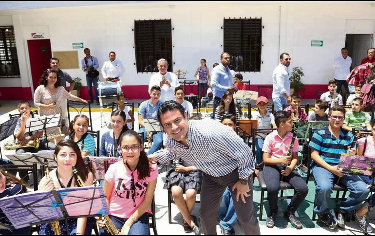 Visita de Aristóteles Sandoval, entonces gobernador, al núcleo de aprendizaje ECOS, en Poncitlán. ESPECIAL/Gobierno de Jalisco