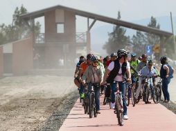 Aristóteles Sandoval realizó un recorrido en bicicleta por la Ruta Creativa-Vía Verde durante la inauguración de este proyecto de la Región Valles. ESPECIAL/Gobierno de Jalisco