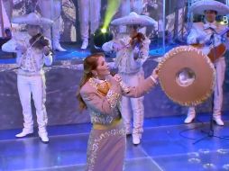 En punto de las 21 horas tiempo de México, la llamada ''Novia de América''hizo su aparición ataviada con un bello traje de charro en color café y amarillo. TWITTER / @LuceroMexico