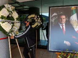 Esta sería la tercera parada antes de llevar el cuerpo al PRI Jalisco, lugar donde concluirán los tributos para finalmente sepultarlo. EFE / F. Guasco