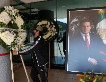 Esta sería la tercera parada antes de llevar el cuerpo al PRI Jalisco, lugar donde concluirán los tributos para finalmente sepultarlo. EFE / F. Guasco