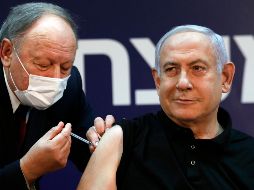 ''Pedí ser vacunado primero, junto al ministro de Salud Yuli Edelstein, para dar ejemplo y alentarles a vacunarse'', dijo Netanyahu. AP / A. Cohen