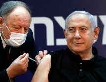 ''Pedí ser vacunado primero, junto al ministro de Salud Yuli Edelstein, para dar ejemplo y alentarles a vacunarse'', dijo Netanyahu. AP / A. Cohen