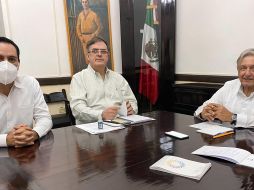 Durante su llamada, AMLO estuvo acompañado por el secretario de Relaciones Exteriores, Marcelo Ebrard, y por el gobernador yucateco del PAN, Mauricio Vila. TWITTER/@lopezobrador_