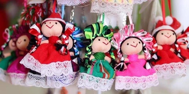 Artesanas visten de Navidad sus mu&ntilde;ecas otom&iacute;es para superar crisis
