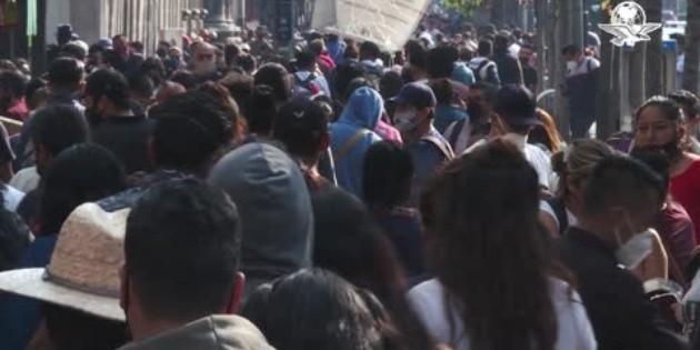 Abarrotan calles pese a sem&aacute;foro rojo