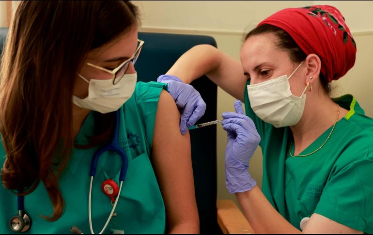 Israel arrancó hoy su campaña masiva de vacunación contra el coronavirus con el personal médico de los hospitales. Aplicación en Jerusalén. AFP/M. Kahana