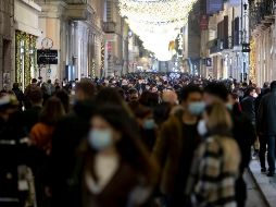 Debido a que los casos de coronavirus no han bajado, Italia decidió confinar a la población en los días festivos y sus vísperas en Navidad. EFE / M. Percossi
