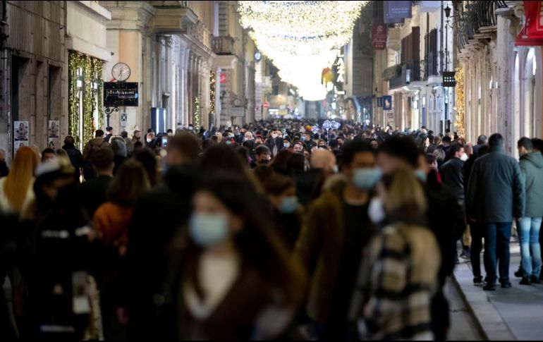 Debido a que los casos de coronavirus no han bajado, Italia decidió confinar a la población en los días festivos y sus vísperas en Navidad. EFE / M. Percossi