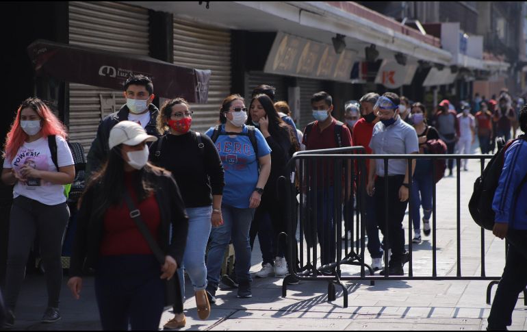 Ciudad de México entró ayer en el color rojo del semáforo epidemiológico, un nivel máximo de riesgo que implica suspender las actividades no esenciales hasta el 10 de enero. XINHUA/ARCHIVO