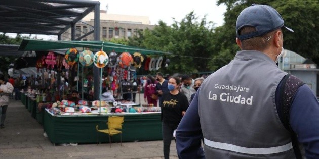 Ambulantes hieren a 2 inspectores de Guadalajara