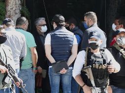 El fiscal Gerardo Octavio Solís encabezó hoy las diligencias en la plaza comercial donde se encuentra el restaurante bar donde asesinaron al exgobernador, en Puerto Vallarta. SUN/V. Rosas