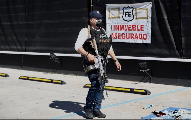 Agentes resguardan este domingo los alrededores del lugar del homicidio de Sandoval en Puerto Vallarta. SUN/V. Rosas