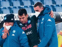 CON HIELO. Hirving Lozano abandonó la cancha apoyándose en asistentes.