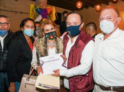 Alberto Maldonado . El regidor de Tlaquepaque (cuarto de izq. a der.) lideró la ceremonia de Morena.  CORTESÍA