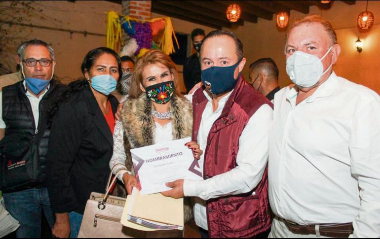 Alberto Maldonado . El regidor de Tlaquepaque (cuarto de izq. a der.) lideró la ceremonia de Morena.  CORTESÍA