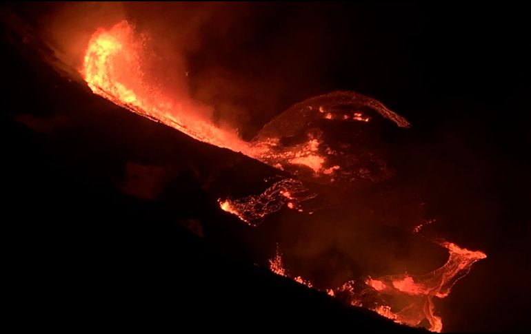 Imágenes divulgadas por el Parque Nacional de Volcanes de Hawái mostraron oleadas de humo rojo elevándose hacia el cielo nocturno.  AP