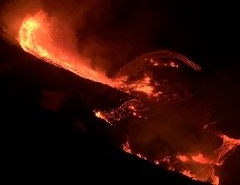 Imágenes divulgadas por el Parque Nacional de Volcanes de Hawái mostraron oleadas de humo rojo elevándose hacia el cielo nocturno.  AP