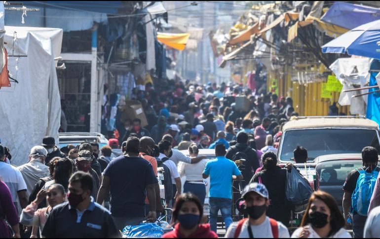 IGNORAN. Pese a que la Ciudad de México se encuentra en semáforo rojo, las aglomeraciones no disminuyen. SUN