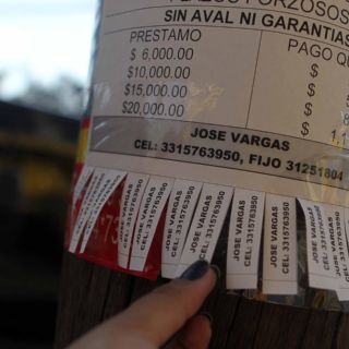 Hogares venden bienes o se endeudan por baja de ingresos: Inegi