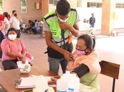 Una brigada médica de la alcaldía de Santa Cruz, en Bolivia, realiza una revisión a ciudadanos para detectar nuevos casos de COVID-19. EFE/J. Torrejon