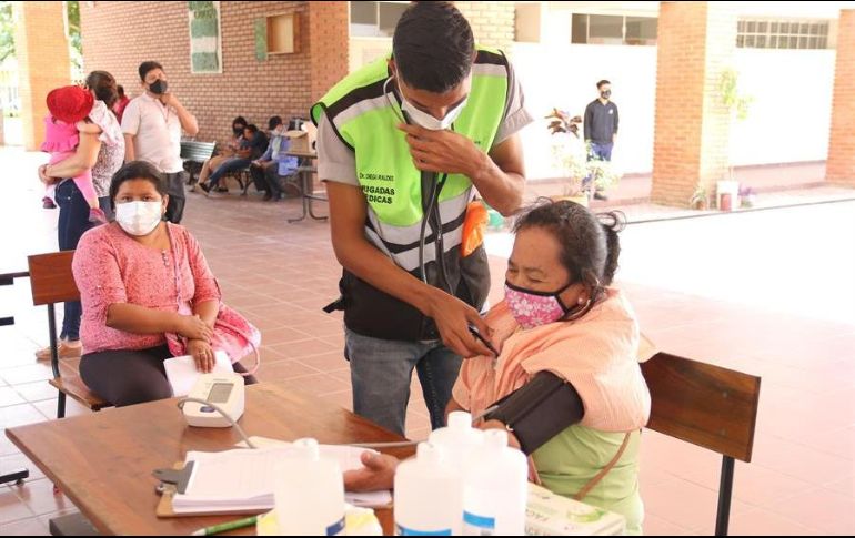 Una brigada médica de la alcaldía de Santa Cruz, en Bolivia, realiza una revisión a ciudadanos para detectar nuevos casos de COVID-19. EFE/J. Torrejon