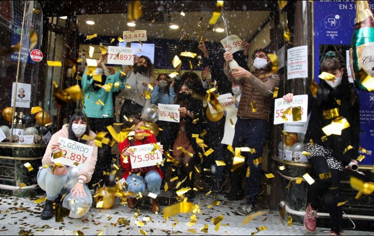 Vendedores de lotería en Madrid festejan haber vendido décimos de 