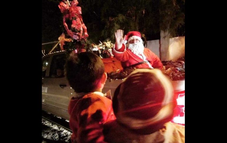 Uno de los vecinos que se vistió de Santa Claus recogió las cartas de todos los niños que salieron a ver el desfile. FACEBOOK/mickael.thomassin