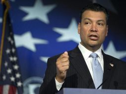 Alex Padilla tiene un título en ingeniería mecánica del Instituto de Tecnología de Massachusetts. EFE/ARCHIVO