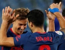 El centrocampista del Atlético de Madrid, Marcos Llorente, celebra su gol con Luis Suárez. EFE/J. Herrero