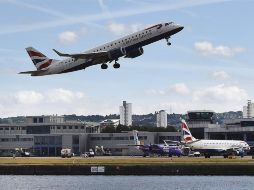 La pareja fue detenida en el aeropuerto y acusada de cargos menores. EFE/A. Rain