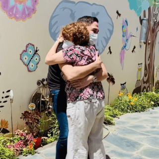 El emotivo reencuentro de periodista con su madre tras confinamiento