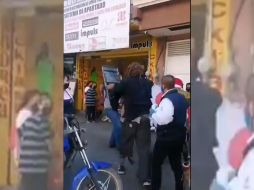Luchadores recorrieron la Plaza del Comercio Popular de Irapuato para promover el uso del cubrebocas y como parte de la campaña le dan un ''sillazo'' a un hombre que no lo portaba mientras está en el suelo. TWITTER