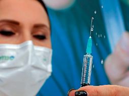 El anuncio eleva a 200 millones el total de dosis que recibirá EU del suero de Pfizer. AFP / J. Guez