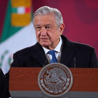 AMLO indulta a pavo que le regalaron en Oaxaca